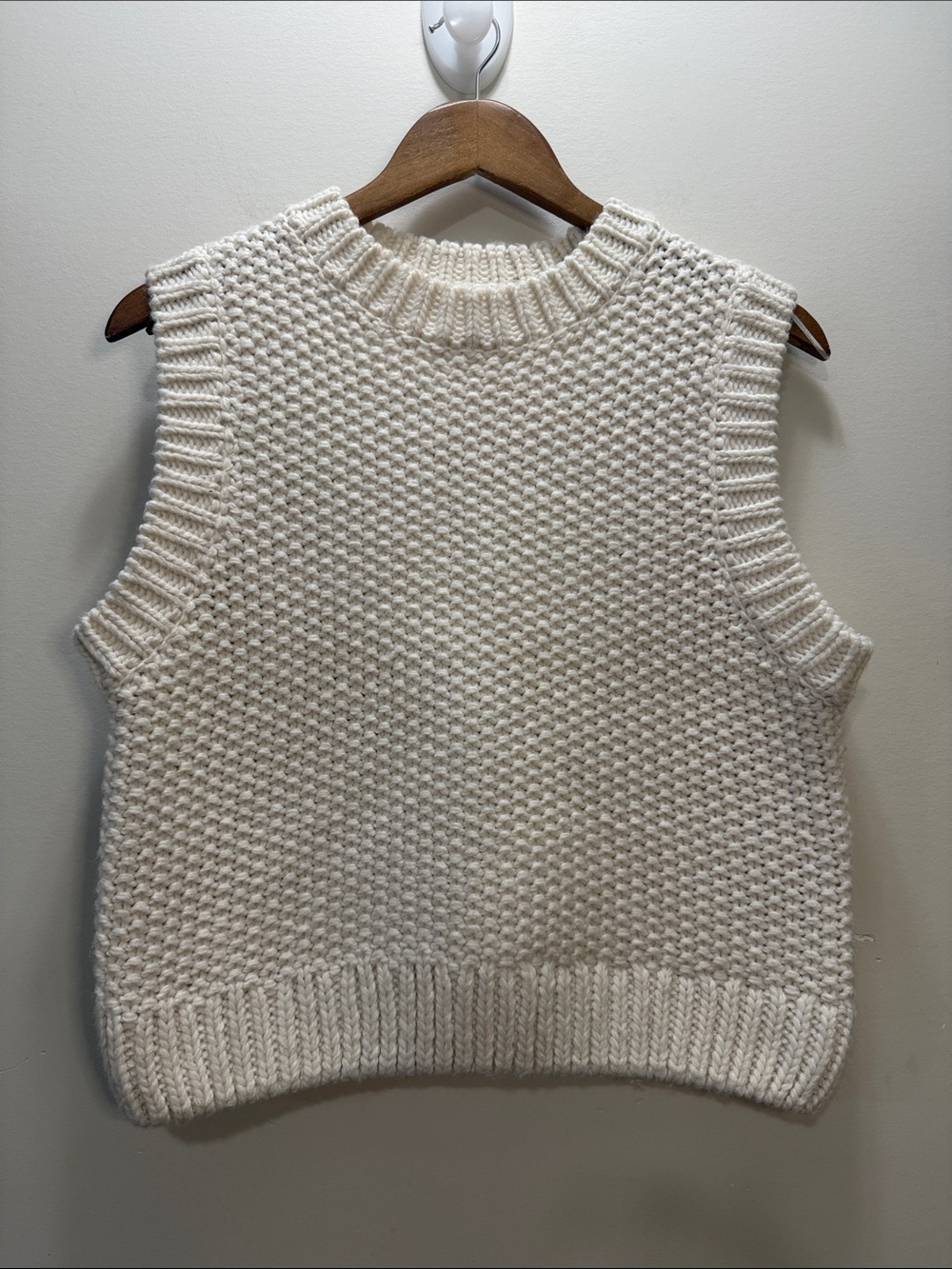 H&M Women’s Size Small Cream Sleeveless Knit Sweater Vest